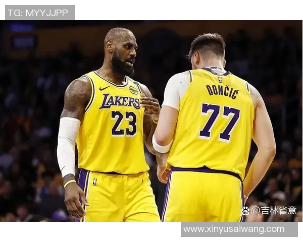 湖人对决快船麦基表现出色助球队争夺胜利的精彩瞬间回顾